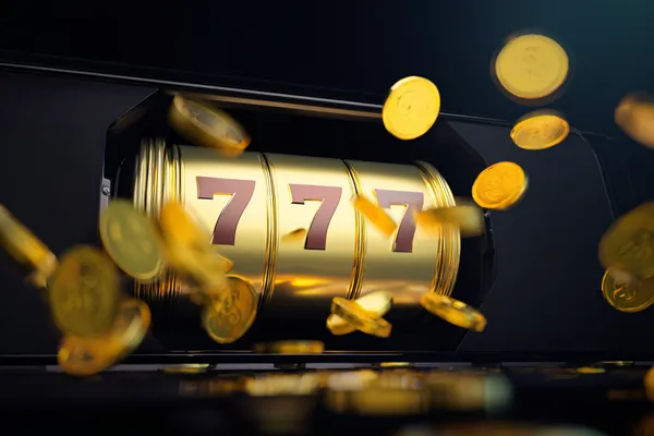 Uma mulher sorrindo enquanto joga online em seu laptop, cercada por elementos de cassino em néon, destacando a coleção diversificada de jogos do 63V.