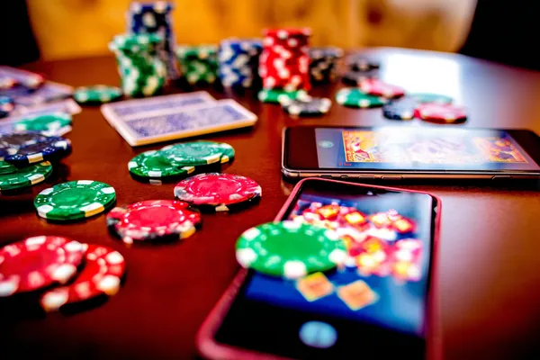 Uma roleta brilhante com fichas em cascata, simbolizando os envolventes jogos ao vivo e instantâneos disponíveis no 63V.