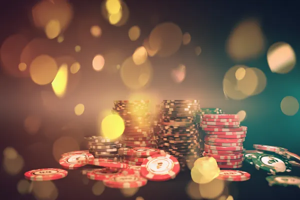 Uma mulher sorrindo perto de máquinas caça-níqueis brilhantes com símbolos de sorte, mostrando as emocionantes opções de slots do 63V.